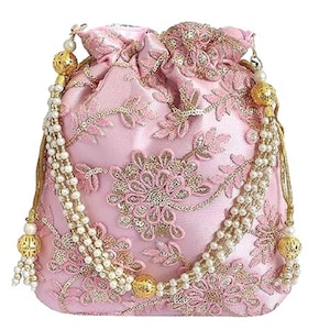Könnte beinhalten: Ein rosa Kordelzugbeutel mit aufwendiger goldener Stickerei und Pailletten-Details. Die Tasche hat ein Blumenmuster und ist mit Perlenquasten und goldenen Akzenten verziert. Ein stilvolles Accessoire.