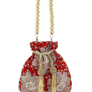 Może przedstawiać: Czerwona aksamitna torebka ze złotym haftem kwiatowym i złotą rączką z koralików. Torebka posiada złote frędzle i złote zapięcie na sznurek z koralików. Mały, elegancki dodatek.