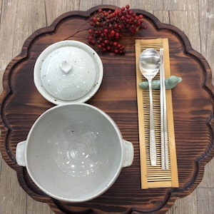 Juego de cubiertos coreanos de acero inoxidable con grabado Hunminjeongeum para 2 personas con soporte para palillos