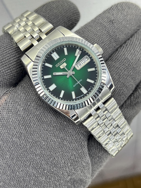 Vintage Seiko 5 Automatic Men's Watch 17 Jewels Day/date Fluted