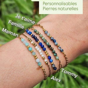 Peut inclure: Plusieurs bracelets de perles avec des chaînes dorées. Les bracelets présentent des perles de différentes couleurs, dont le bleu, le vert et le blanc. Le texte sur l'image indique "Morse code", "Je t'aime", "Famille", "Maman", "Alex" et "Tommy".