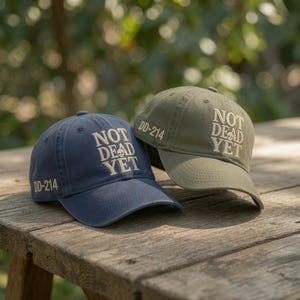 Cappello DD214 con toppa laterale, berretto ricamato "Not Dead Yet", cappello divertente per veterani militari, regalo per soldati in pensione, abbigliamento tattico vintage