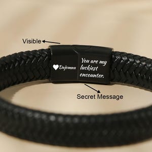 Geflochtenes Lederarmband für schwarze Männer, Geschenk für versteckte Nachrichten, kundenspezifische gravierte Geschenke für ihn Ehemann, Herrenschmuck, Vatertagsgeschenk