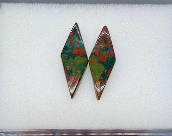 Coppia di cabochon di eliotropio naturale a forma fantasia per la creazione di gioielli.
