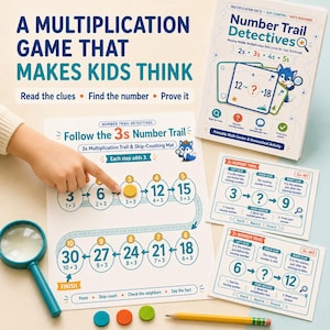 Op de afbeelding: Een vermenigvuldigingsspel genaamd Number Trail Detectives met een bedrukte mat met een 3-tafelpad, twee taakkaarten, een blauw vergrootglas, drie kleine gekleurde houten schijfjes en een geel potlood voor educatieve wiskundeactiviteiten.