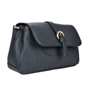 Puede incluir: Bolso bandolera negro con un patrón tejido texturizado en la parte delantera y los laterales. El bolso tiene un cierre de solapa con una hebilla dorada y un detalle dorado en la fijación de la correa.