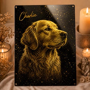 Può includere: Un cartello metallico rettangolare con un ritratto di golden retriever dorato su sfondo nero con macchie dorate. Il nome del cane, "Charlie", è scritto in oro. Il cartello ha una finitura lucida ed è circondato da candele.