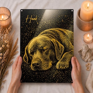 以下が含まれることがあります： 黒い金属製の看板で、眠っている犬の金のイラストが描かれています。犬の名前「Hank」は金色の文字で書かれています。看板は人が持っています。