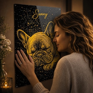 Puede incluir: Un letrero de metal negro con una ilustración dorada de un bulldog francés durmiendo. La palabra "Sunny" está escrita en escritura dorada. El letrero tiene un acabado brillante y está montado en una pared.