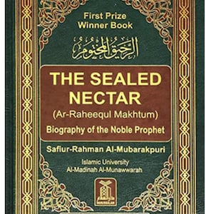 Könnte beinhalten: Ein gebundenes Buch mit dem Titel "The Sealed Nectar", eine Biographie des Propheten, mit goldfarbenen und grünen dekorativen Elementen. Der Einband enthält arabischen und englischen Text, den Namen des Autors und die Website des Verlags.