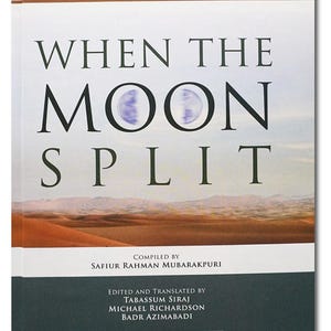 Könnte beinhalten: Ein Buch mit dem Titel "When the Moon Split" mit einer Wüstenlandschaft auf dem Cover. Der Titel ist in großen schwarzen Buchstaben gehalten, mit dem Untertitel "A Biography of the Prophet Muhammad". Herausgegeben von Darussalam.