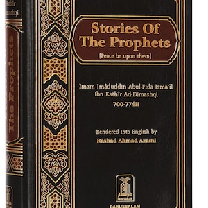 Może przedstawiać: Twarda oprawa książki zatytułowana "Stories Of The Prophets" ze złotymi i brązowymi zdobieniami. Okładka książki jest czarna ze złotymi, ozdobnymi obramowaniami i tekstem. Widoczne jest również nazwisko autora i wydawcy.