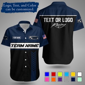 Könnte beinhalten: Marineblaues kurzärmeliges Button-up-Hemd mit schwarzen Einsätzen und weißen Akzenten. Auf der Rückseite steht der Text "TEXT OR LOGO Racing" und auf der Vorderseite "TEAM NAME". Enthält amerikanische Flaggenaufnäher und den Text "Logo, Text, and Color can be customized."