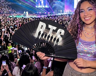BTSワールドツアー折りたたみ扇子、ARMYコンサートアクセサリー、コンサート用手扇子、BTSワールドツアーコンサートアクセサリー、KpopグッズファンARMY折りたたみ手扇子