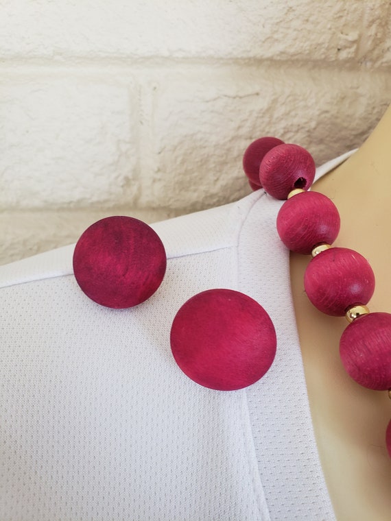 1980s Hot Pink Wooden Bead Necklace and Earrings - image 4
