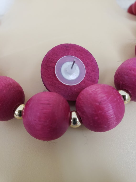 1980s Hot Pink Wooden Bead Necklace and Earrings - image 5