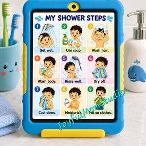 Könnte beinhalten: Eine blaue und gelbe Tablethülle mit einer visuellen Anleitung in neun Schritten mit dem Titel MY SHOWER STEPS. Die Grafik zeigt Zeichentrickillustrationen eines Kindes bei der Durchführung von Hygienemaßnahmen wie Waschen und Abtrocknen.