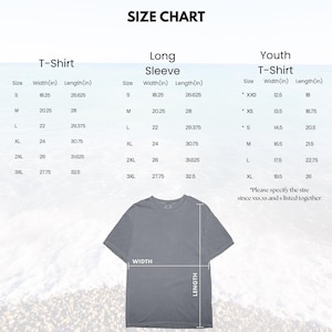 Puede incluir: Una tabla de tallas para camisetas y camisas de manga larga, con medidas en pulgadas. La tabla incluye tallas de XS a 3XL, con dimensiones de ancho y largo para cada talla. Se muestra una camiseta gris en la parte inferior.