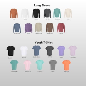 Puede incluir: Una colecci&oacute;n de camisas de manga larga y camisetas juveniles en varios colores, incluyendo negro, blanco, azul vaquero y violeta. Las camisas de manga larga est&aacute;n etiquetadas con colores como "Yam" e "Ivory".