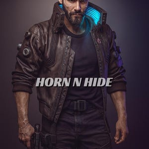 Pu&ograve; includere: Giacca di pelle marrone con design trapuntato, indossata sopra una maglietta nera e jeans scuri. La giacca ha un colletto alto con accenti al neon blu. L'immagine include il testo "HORN N HIDE".