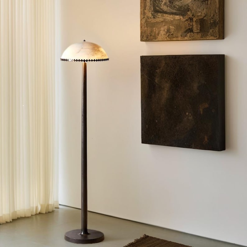 Lámpara de pie vintage de madera maciza de 61 pulgadas con pantalla de alabastro beige