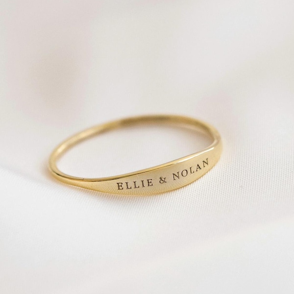Anillo de oro de 14 quilates personalizado con grabado: Nombre minimalista • Regalo para el Día de la Madre