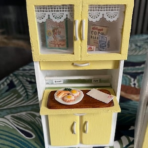 Op de afbeelding: Een rustiek houten bord met de tekst "Welcome to our home" in witte letters. Het bord heeft een verweerde afwerking en een eenvoudig, uitnodigend ontwerp, perfect voor een veranda of entree.
