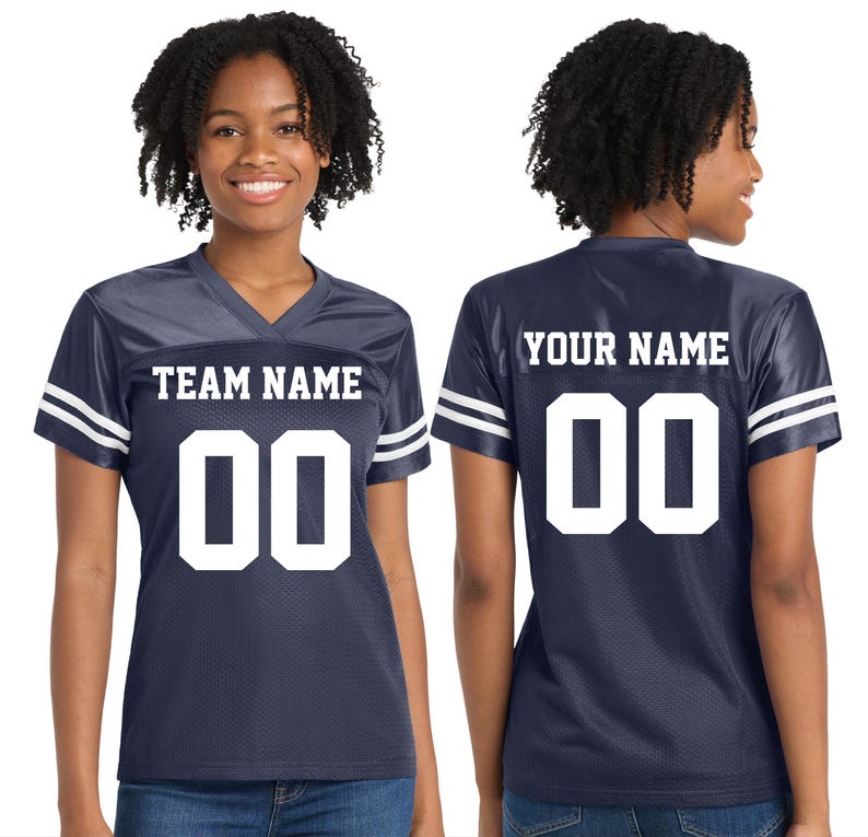 Może przedstawiać: Granatowa koszulka do futbolu z białymi paskami na rękawach. Prz&oacute;d koszulki wyświetla napis "TEAM NAME" nad białym numerem "00". Tył koszulki pokazuje "YOUR NAME" nad numerem "00".