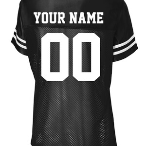 Może przedstawiać: Czarna koszulka z siatki z białymi literami i cyframi. Tekst "YOUR NAME" znajduje się na g&oacute;rnej części plec&oacute;w. Numer "00" jest wyśrodkowany na plecach. Białe paski zdobią rękawy.