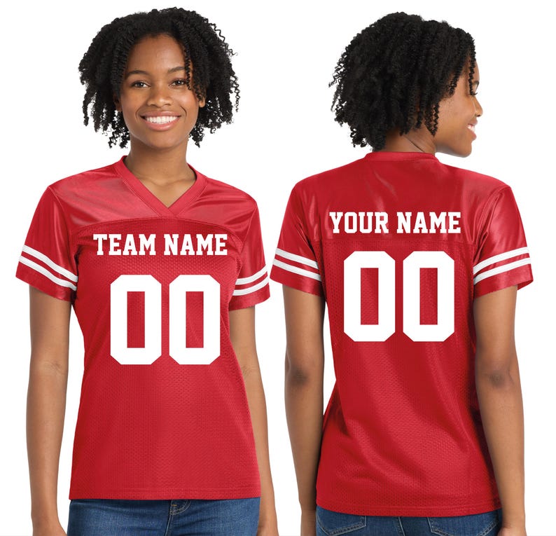 Może przedstawiać: Czerwona koszulka do futbolu z białymi paskami na rękawach. Prz&oacute;d koszulki wyświetla napis "TEAM NAME" nad numerem "00". Tył koszulki wyświetla napis "YOUR NAME" nad numerem "00".