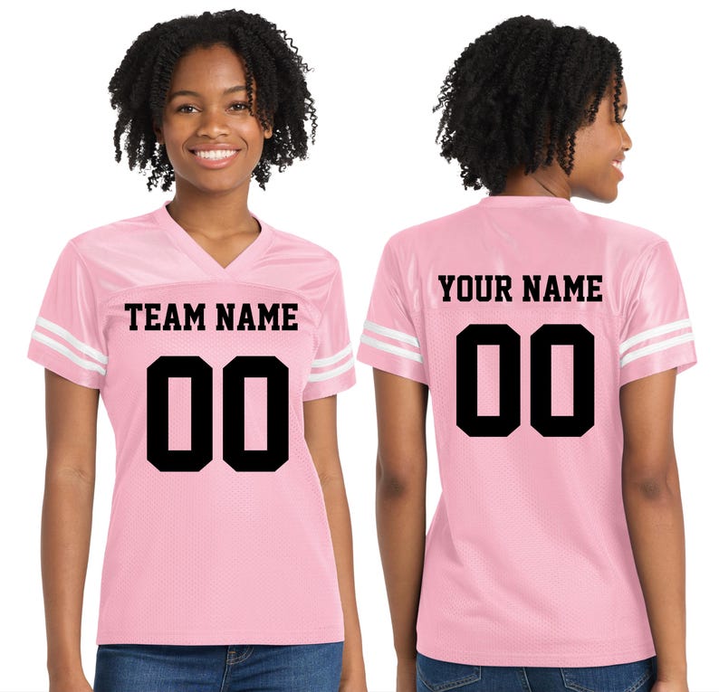 Może przedstawiać: R&oacute;żowa koszulka do futbolu z białymi paskami na rękawach. Prz&oacute;d koszulki zawiera napis "TEAM NAME" nad czarnym numerem "00". Tył koszulki zawiera napis "YOUR NAME" nad czarnym numerem "00".