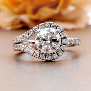 Delad Shank Halo-ring: Elegant paveband, löfte-ring i 14 karat vitt guld