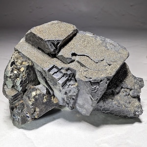 Pyrit auf Galenit aus der Huanzala Mine, Peru; Rohe Galena-Kristalle; Pyrit-Drusy; Kombinierte Mineralprobe; Peruanisches Mineral