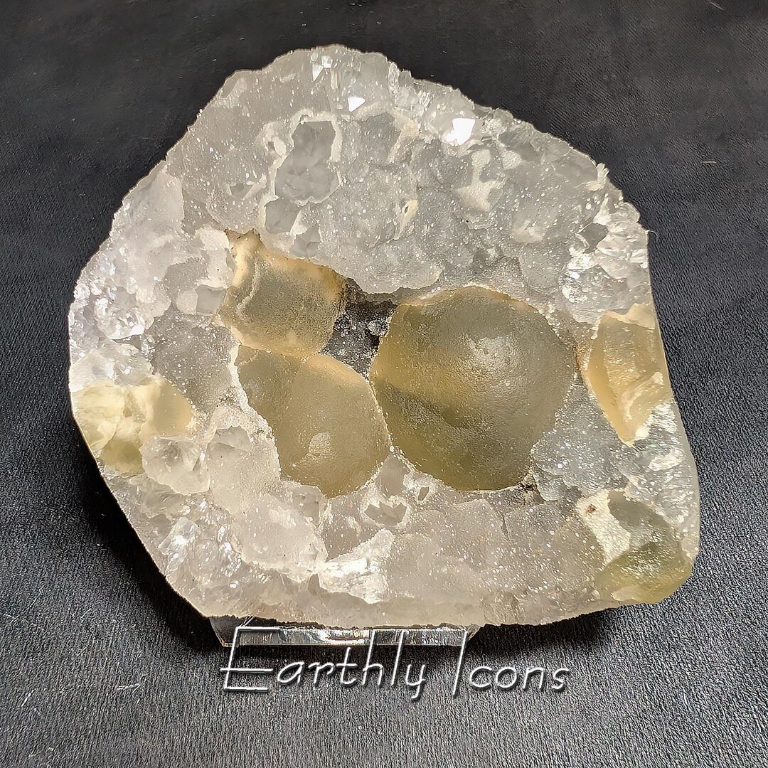 石英上の蛍石 インド、ナシク産、晶洞石に覆われた石英上のブドウ状黄色蛍石