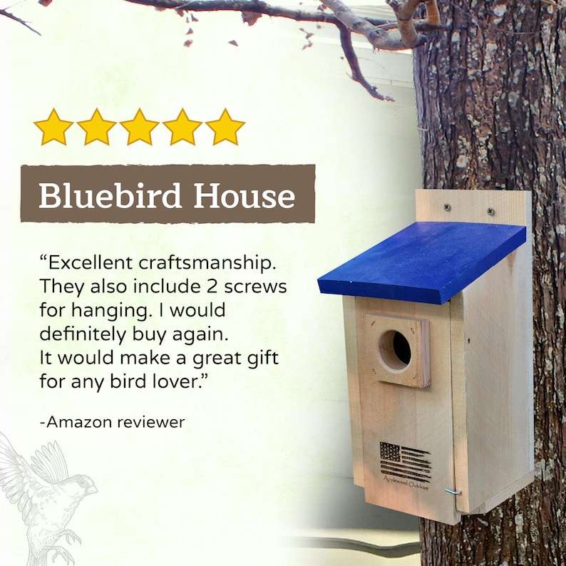 Puede incluir: Una casa de p&aacute;jaros azul con techo azul, montada en un &aacute;rbol. La casa tiene un agujero de entrada redondo y un dise&ntilde;o de bandera estadounidense. El texto dice "Bluebird House" y una rese&ntilde;a de cliente.