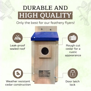 Puede incluir: Un nido de p&aacute;jaros de madera con techo azul y un agujero de entrada redondo. El nido est&aacute; hecho de cedro y presenta el texto "DURABLE AND HIGH QUALITY" y "Applewood Outdoor". Tiene un techo a prueba de fugas y construcci&oacute;n resistente a la intemperie.