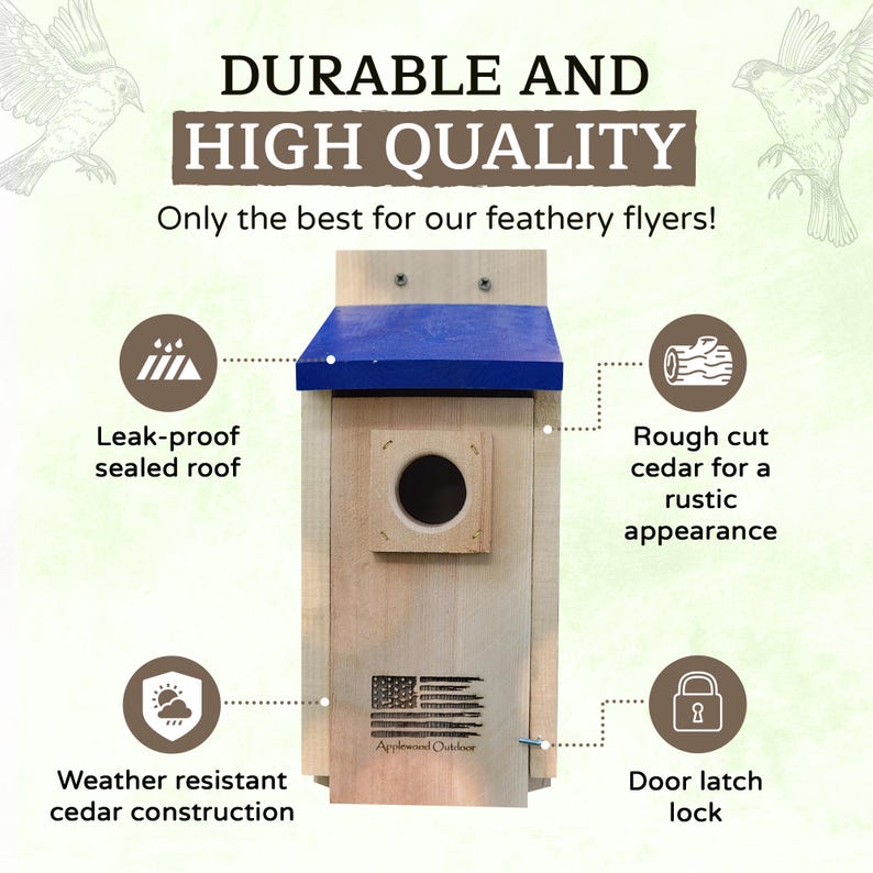 Puede incluir: Un nido de p&aacute;jaros de madera con techo azul y un agujero de entrada redondo. El nido est&aacute; hecho de cedro y presenta el texto "DURABLE AND HIGH QUALITY" y "Applewood Outdoor". Tiene un techo a prueba de fugas y construcci&oacute;n resistente a la intemperie.