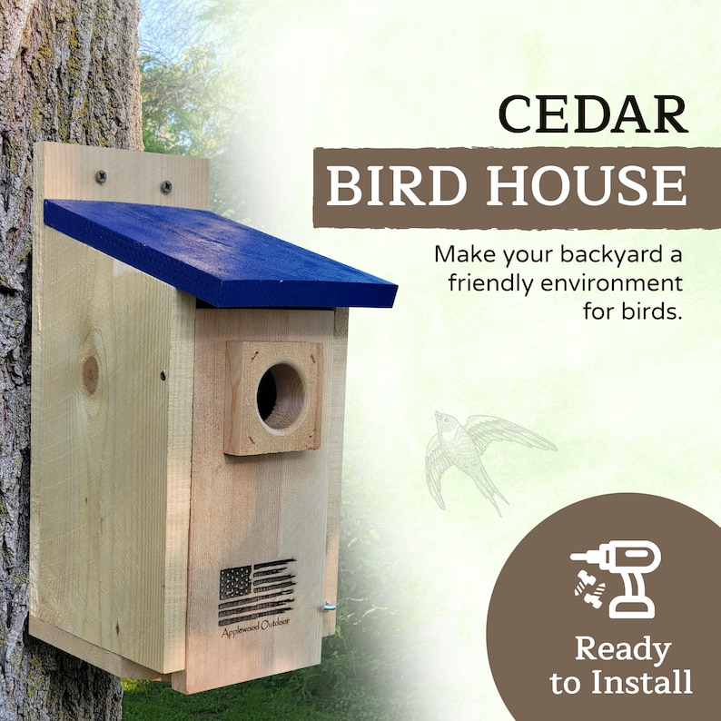 Puede incluir: Una casa para p&aacute;jaros de cedro con techo azul, montada en un &aacute;rbol. La casa para p&aacute;jaros tiene un agujero de entrada redondo y una peque&ntilde;a bandera americana. Texto: "CEDAR BIRD HOUSE" y "Ready to Install."
