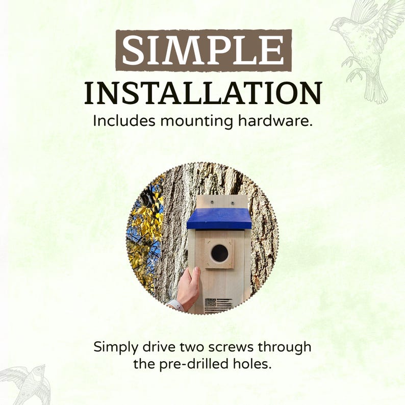 Puede incluir: Una casa para p&aacute;jaros de madera con techo azul y un orificio de entrada circular. El frente presenta un peque&ntilde;o gr&aacute;fico de la bandera estadounidense. El texto dice: SIMPLE INSTALLATION Includes mounting hardware. Simply drive two screws through the pre-drilled holes.