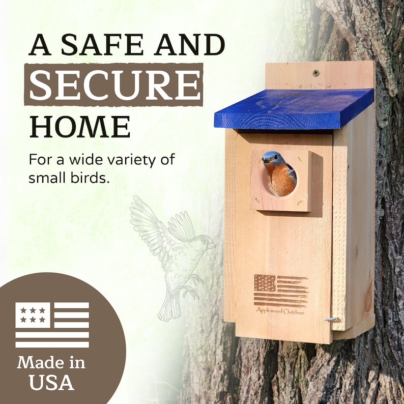 Puede incluir: Una pajarera de madera con techo azul, montada en un &aacute;rbol. Un peque&ntilde;o p&aacute;jaro azul es visible en la abertura. El texto dice "A SAFE AND SECURE HOME" y "Made in USA".