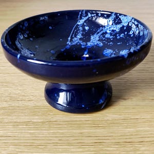 Mid Century Studio Pottery Pedestal Bowl – Blå glasyrkompott, skulptural keramik, Wabi Sabi dekor, skål med fot 1970-talet