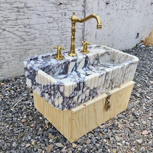 Calacatta Viola-Marmor Waschbecken mit dreiseitigen Rippen, kundenspezifisches Gefäßbecken mit Wasserhahnlöchern, handgefertigtes Naturstein-Waschbecken