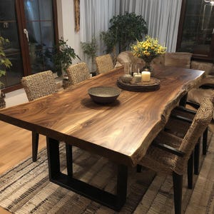 Handgefertigter Esstisch aus massivem Walnussholz - Rustikale Küchenmöbel aus Holz mit Live Edge - Individuelles Bauernhausdesign