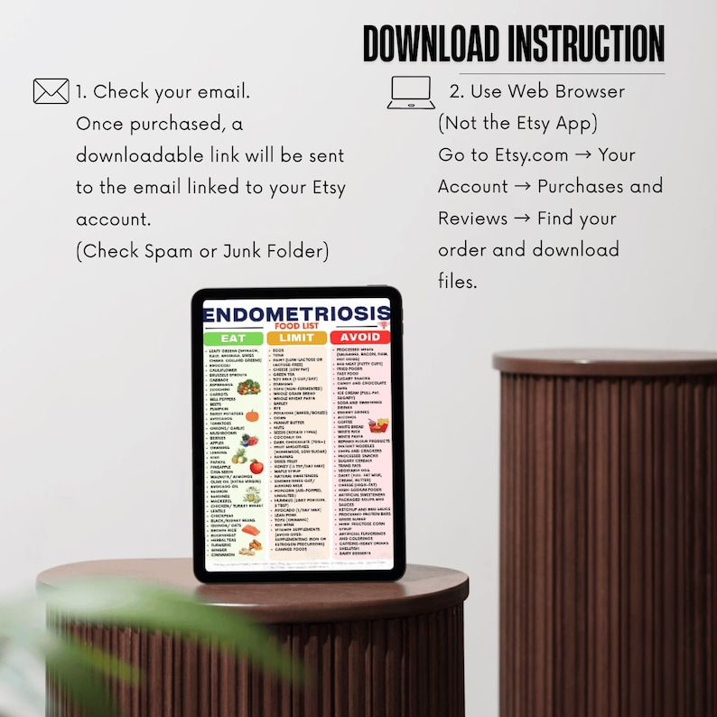 Pu&ograve; includere: Un tablet digitale mostra un "ELENCO ALIMENTI ENDOMETRIOSI" con le categorie "MANGIARE", "LIMITARE" e "EVITARE". L'immagine include anche le istruzioni per il download: controlla la tua email e usa un browser web per scaricare da Etsy.