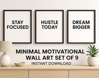 Op de afbeelding: Drie ingelijste kunstprints met de motiverende zinnen "Stay Focused", "Hustle Today" en "Dream Bigger" in zwarte tekst op een witte achtergrond. De prints worden getoond boven een houten kast met een lamp, kom en plant.
