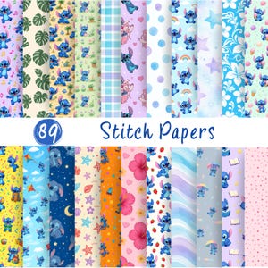 Op de afbeelding: Een collectie van 89 digitaal papier met Stitch in diverse patronen, waaronder tropische bladeren, regenbogen, sterren, bloemen en geometrische vormen. De ontwerpen bevatten blauwe, roze, gele en groene kleurenpaletten met motieven zoals ijsjes, boeken en paraplu's.