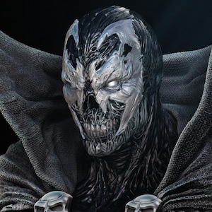 Puede incluir: Escultura detallada de un personaje con rostro de calavera y una capa oscura y texturizada. El rostro es plateado metálico con detalles intrincados, y la figura tiene una apariencia amenazante. Se ven dos adornos con forma de calavera.