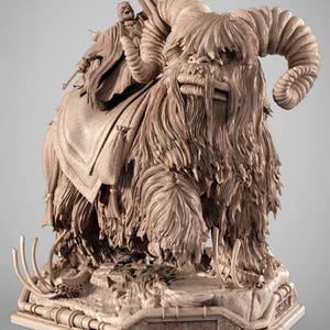Peut inclure: Sculpture détaillée d'une créature avec de grandes cornes et une fourrure hirsute, chevauchée par une figure en cape. La sculpture est de couleur neutre, avec des détails complexes sur la fourrure, les cornes et le socle.