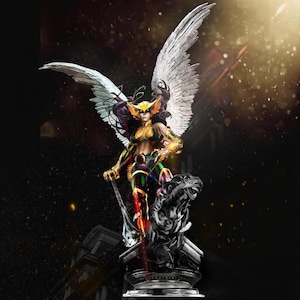 Puede incluir: Estatua detallada de una figura alada, posiblemente una superheroína, con casco y armadura dorados. La figura se alza sobre una base decorativa con un animal tallado. Las alas son grandes y emplumadas, y la figura sostiene un arma.