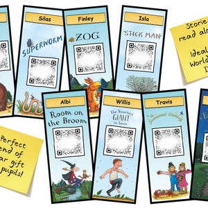 Può includere: Una collezione di segnalibri colorati con illustrazioni di libri per bambini, ognuno con un titolo e un codice QR. I segnalibri includono titoli come "The Gruffalo", "Superworm" e "Zog". Sono visibili anche due post-it gialli con testo.